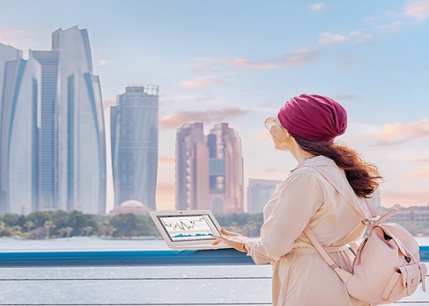 “FREELANCING IN ABU DHABI 2025: OPPORTUNITIES, CHALLENGES AND LICENSING REQUIREMENTS”